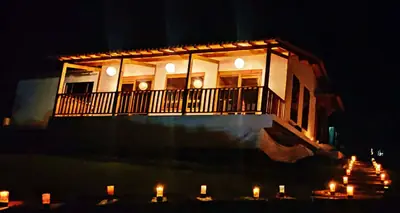Casa prefabricada de 2 pisos nocturna con balcón iluminado y vistas panorámicas CONCASAYA
